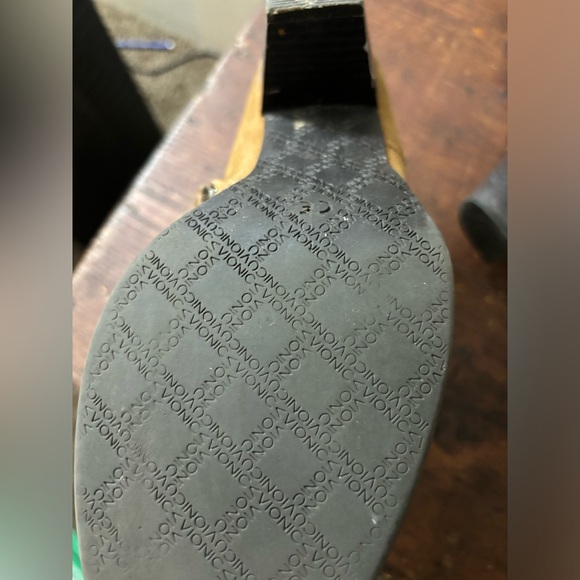 Vionic boots - Picture 5 of 5